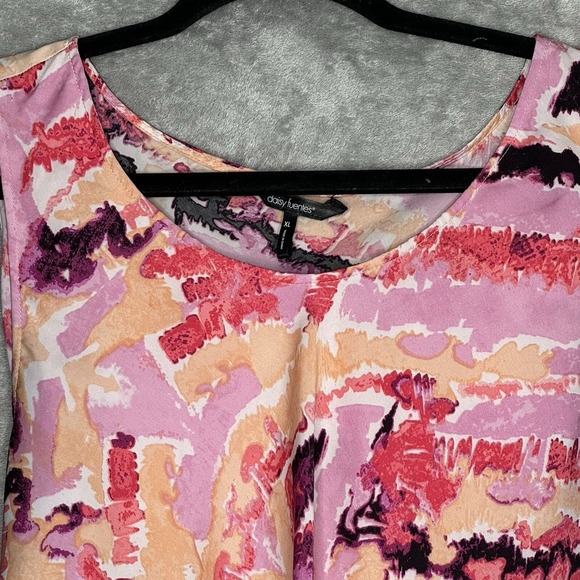 Daisy Fuentes XL Shirt Top Pink Abstract Sleeveless Round Neck Tiered - Picture 3 of 7